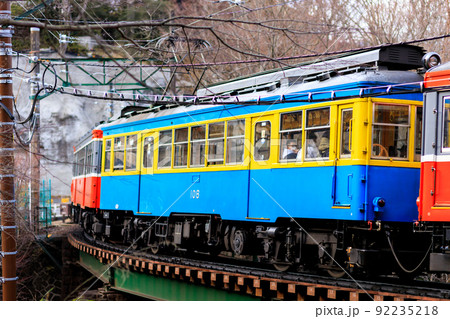 強羅付近のカーブを通過する箱根登山鉄道の車両 92235218