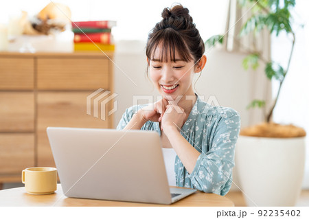 パソコンを操作する若い女性 92235402