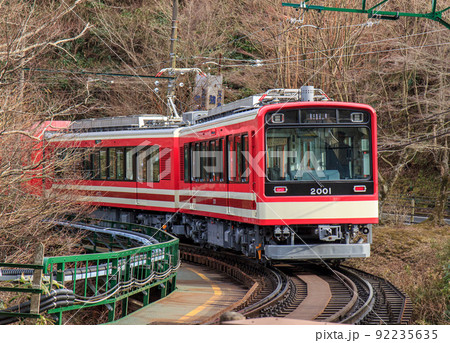 強羅付近を通過する箱根登山鉄道の風景 92235635