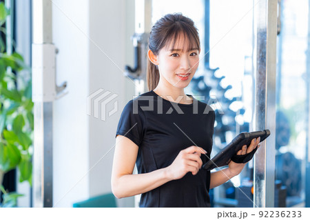 ジムのインストラクター 92236233