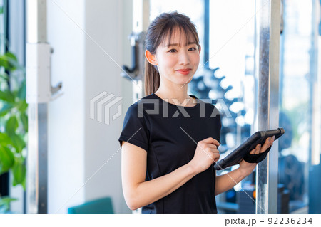ジムのインストラクター 92236234