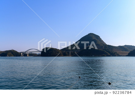三角西港公園から観る天草1号橋と周辺景色 青空と光芒景色 三角西港公園から観る天草1号橋と周辺景色 青空と光芒景色 92236784