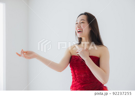 赤いドレスの女性　歌う　　 92237255