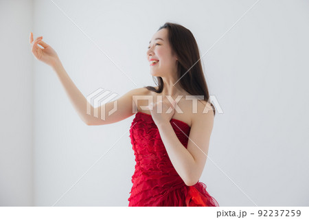 赤いドレスの女性　歌う　　 92237259