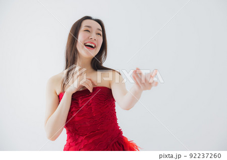 赤いドレスの女性　歌う　　 92237260
