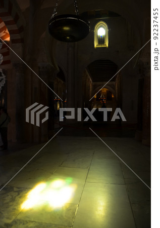 コルドバのメスキータのステンドグラスを通った鮮やかな光（スペイン・コルドバ） 92237455