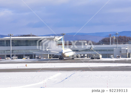冬の旭川に向かう旅客機からの風景と旭川空港の景色 冬の旭川に向かう旅客機からの風景と旭川空港の景色 92239313
