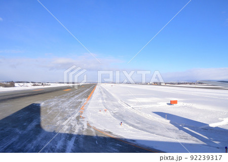 冬の旭川に向かう旅客機からの風景と旭川空港の景色 冬の旭川に向かう旅客機からの風景と旭川空港の景色 92239317