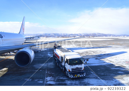 冬の旭川に向かう旅客機からの風景と旭川空港の景色 冬の旭川に向かう旅客機からの風景と旭川空港の景色 92239322