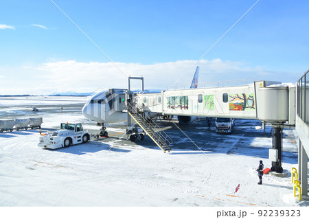 冬の旭川に向かう旅客機からの風景と旭川空港の景色 冬の旭川に向かう旅客機からの風景と旭川空港の景色 92239323