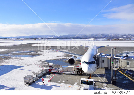 冬の旭川に向かう旅客機からの風景と旭川空港の景色 92239324