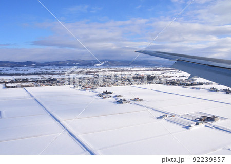 冬の旭川に向かう旅客機からの風景と旭川空港の景色 冬の旭川に向かう旅客機からの風景と旭川空港の景色 92239357