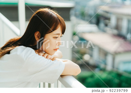 町を眺める女性 町を眺める女性 92239799