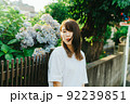 紫陽花と若い女性のポートレート 92239851