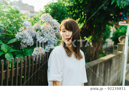 紫陽花と若い女性のポートレート 92239851