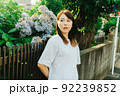 紫陽花と若い女性のポートレート 92239852