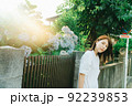 紫陽花と若い女性のポートレート 92239853