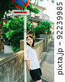 若い女性のポートレート 92239985