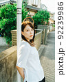 若い女性のポートレート 92239986