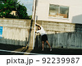 若い女性のポートレート 92239987