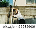 若い女性のポートレート 92239989