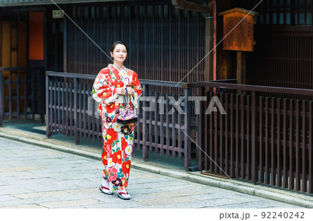 祇園新橋の街並みを歩く着物姿の女性 祇園新橋の街並みを歩く着物姿の女性 92240242