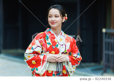 祇園新橋の街並みを歩く着物姿の女性 92240338