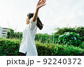 ジャンプする若い女性 92240372