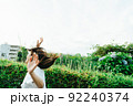ジャンプする若い女性 92240374