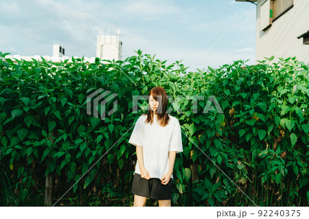 若い女性のポートレート 92240375