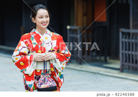 祇園新橋の街並みを歩く着物姿の女性 祇園新橋の街並みを歩く着物姿の女性 92240386