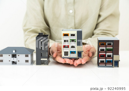 住宅模型を持つミドル女性 92240995