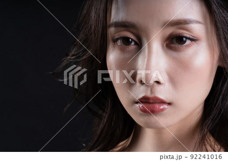 綺麗な女性 黒背景 綺麗な女性 黒背景 92241016