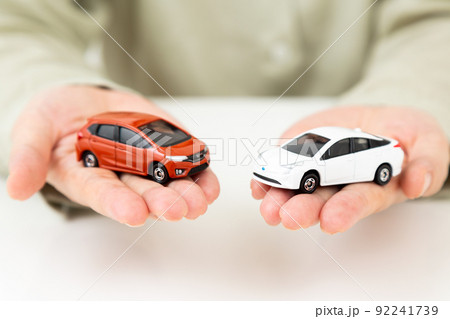 自動車の模型を手にするミドル女性 92241739