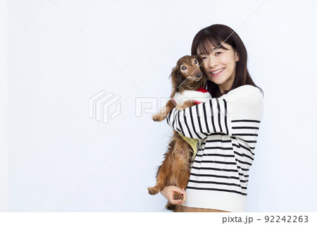 ミニチュアダックスフンドと30代の女性 ミニチュアダックスフンドと30代の女性 92242263