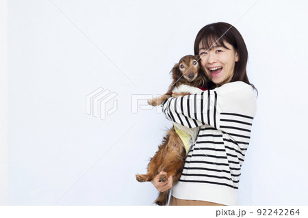 ミニチュアダックスフンドと30代の女性 ミニチュアダックスフンドと30代の女性 92242264