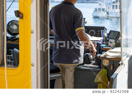 船の運転 92242308
