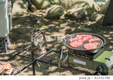 【オートキャンプ場でソロキャンプ　焼き肉プレートで牛肉を焼く】 92242786