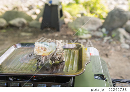 【オートキャンプ場でソロキャンプ　サザエを焼く】 92242788