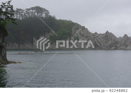 雨降る静寂の岩手県の浄土ヶ浜 92248862