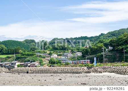 【長崎本線】海の見える景色のそばを疾走する列車 92249261