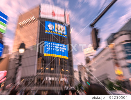 日本の東京都市景観 15万超全国過去最多。BA.5超速感染爆発…茜色に染まる渋谷は大人流=7月20日 日本の東京都市景観 15万超全国過去最多。BA.5超速感染爆発…茜色に染まる渋谷は大人流=7月20日 92250504