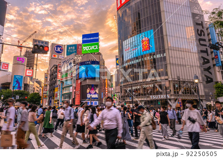日本の東京都市景観 15万超全国過去最多。BA.5超速感染爆発…茜色に染まる渋谷は大人流=7月20日 日本の東京都市景観 15万超全国過去最多。BA.5超速感染爆発…茜色に染まる渋谷は大人流=7月20日 92250505