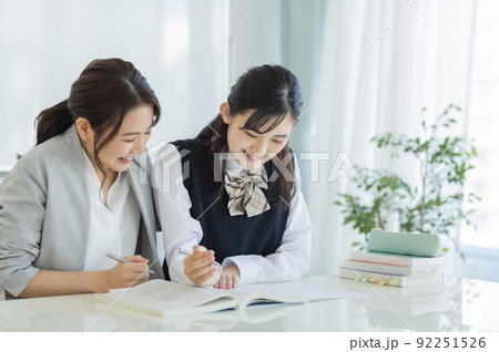 塾で個別指導を受ける女子学生 高校生 中学生 塾で個別指導を受ける女子学生 高校生 中学生 92251526