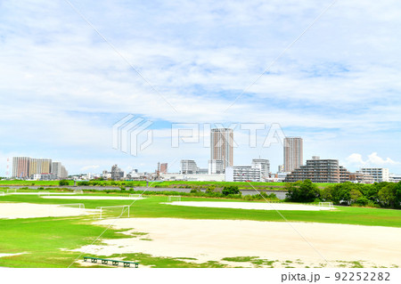 江戸川グラウンド越しに市川駅方面を望む(東京都江戸川区)【2022.7】 92252282