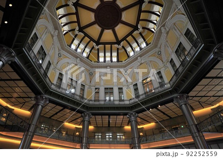 東京駅丸の内南口のドーム型天井 92252559