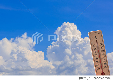 外気温38℃の温度計と積乱雲 92252790