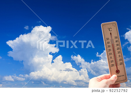 外気温38℃の温度計と積乱雲 92252792