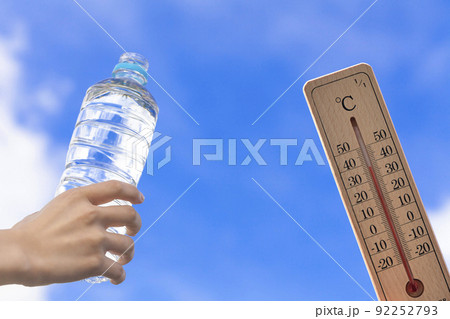 水分補給　外気温38℃の温度計とペットボトル 92252793