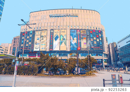 休日の秋葉原でショッピングを楽しむ人々や風景のイラスト 92253263